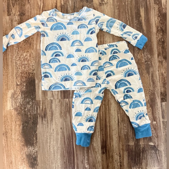 Angel dear 6-12 months pajamas blue rainbows two piece set pjs - Picture 1 of 4